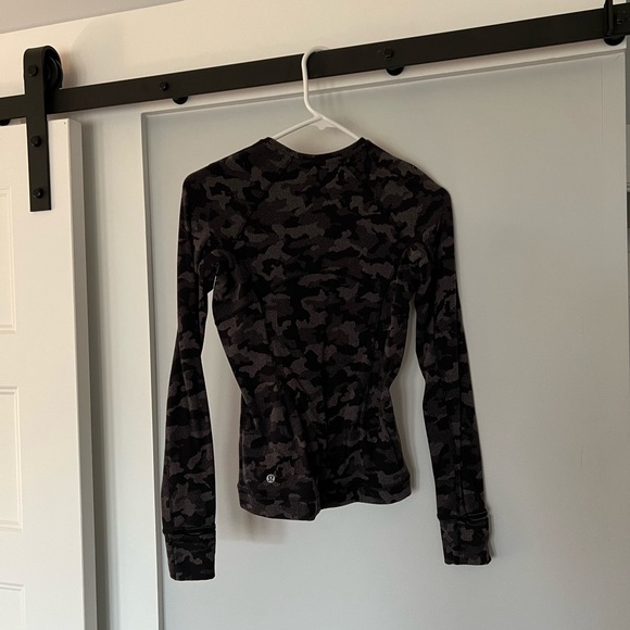 Lululemon black and gray camouflage top with side zipper pocket! Sz S - Picture 4 of 5